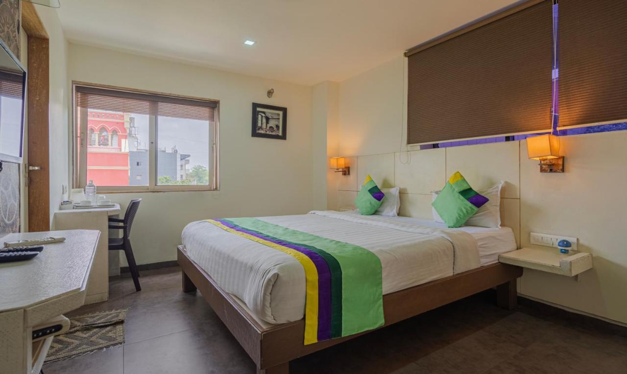 Hotel Casa, Vadodara Bagian luar foto