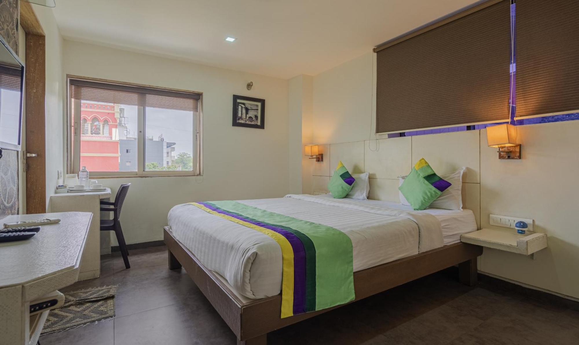 Hotel Casa, Vadodara Bagian luar foto