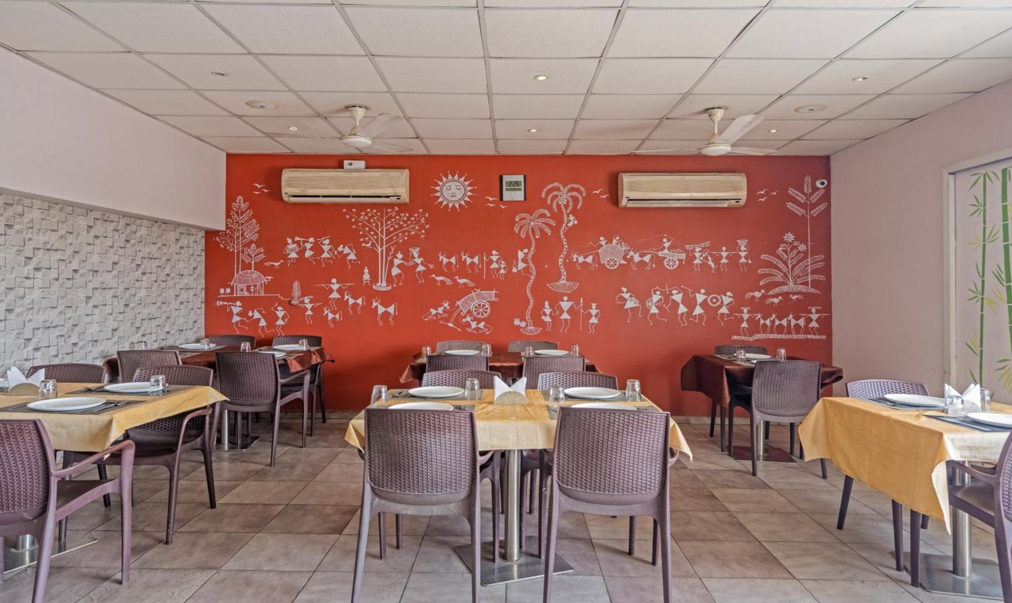 Hotel Casa, Vadodara Bagian luar foto