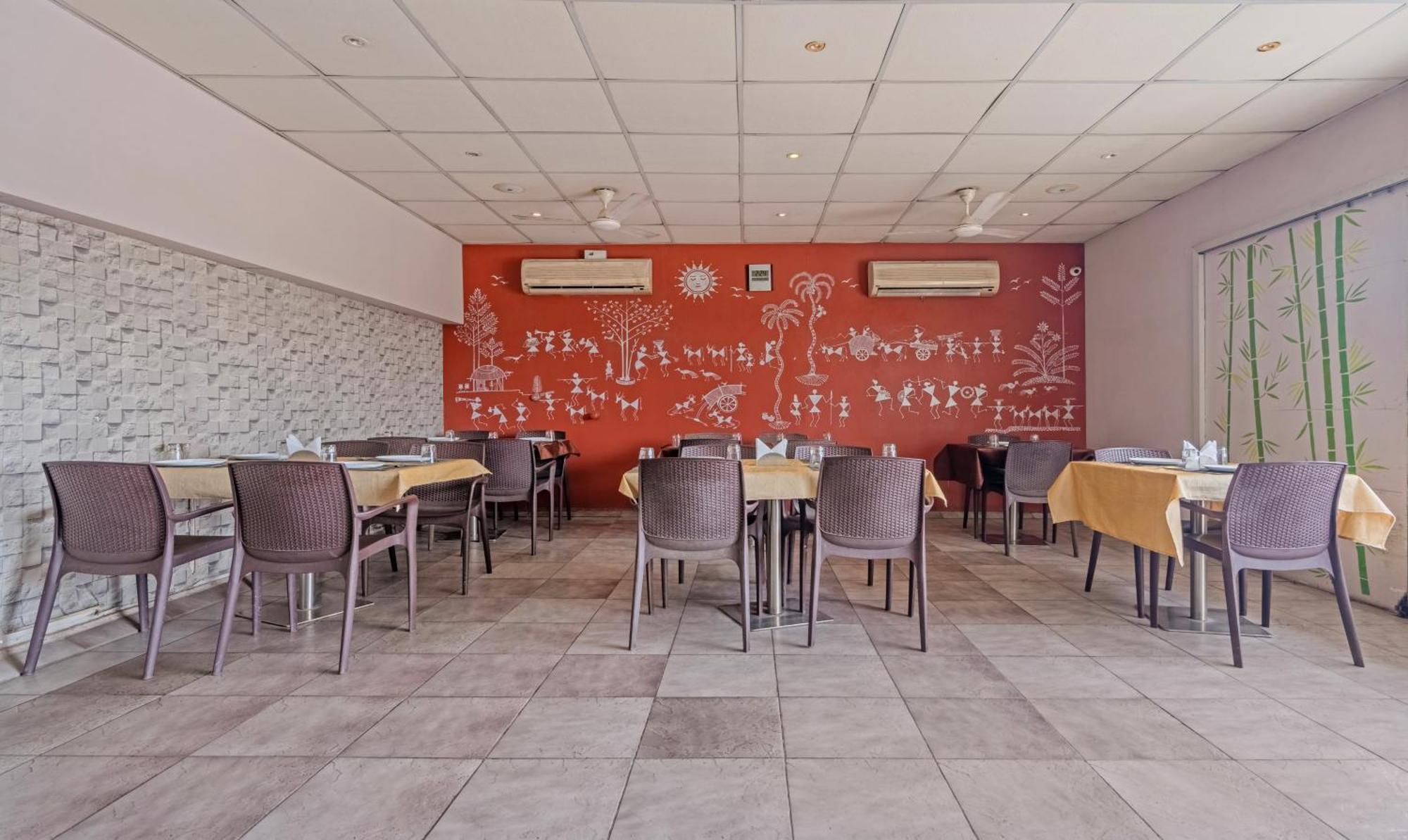 Hotel Casa, Vadodara Bagian luar foto