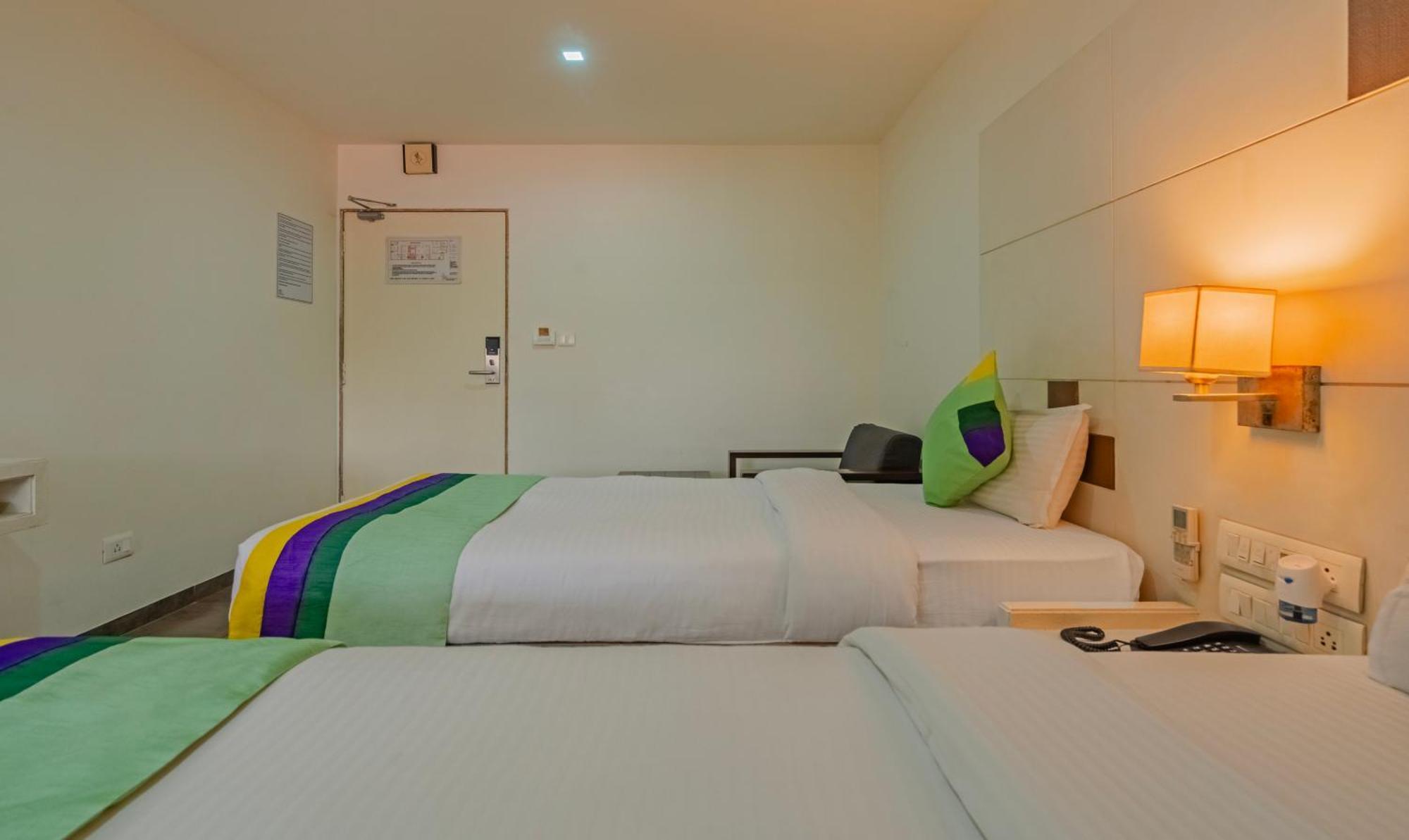 Hotel Casa, Vadodara Bagian luar foto
