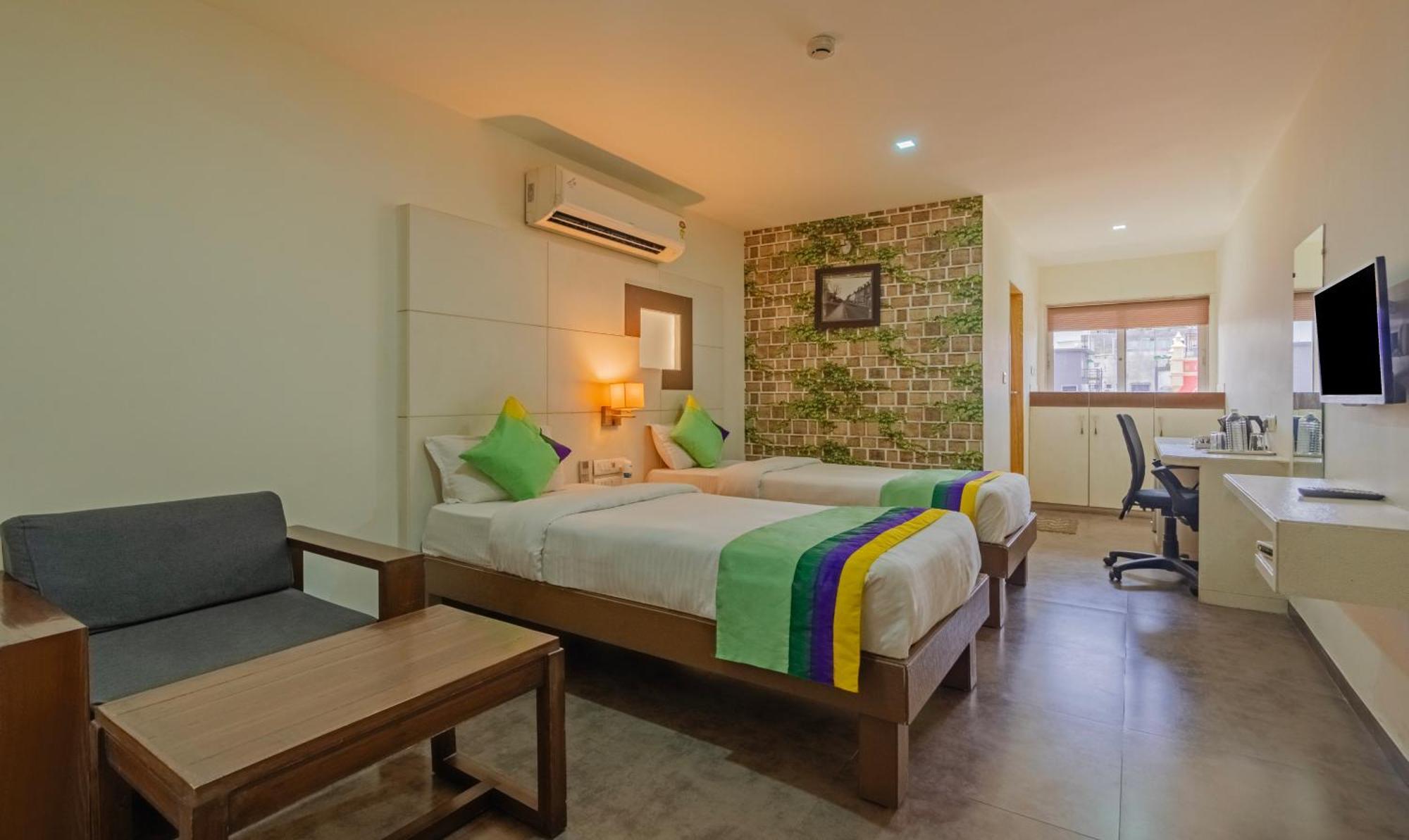 Hotel Casa, Vadodara Bagian luar foto