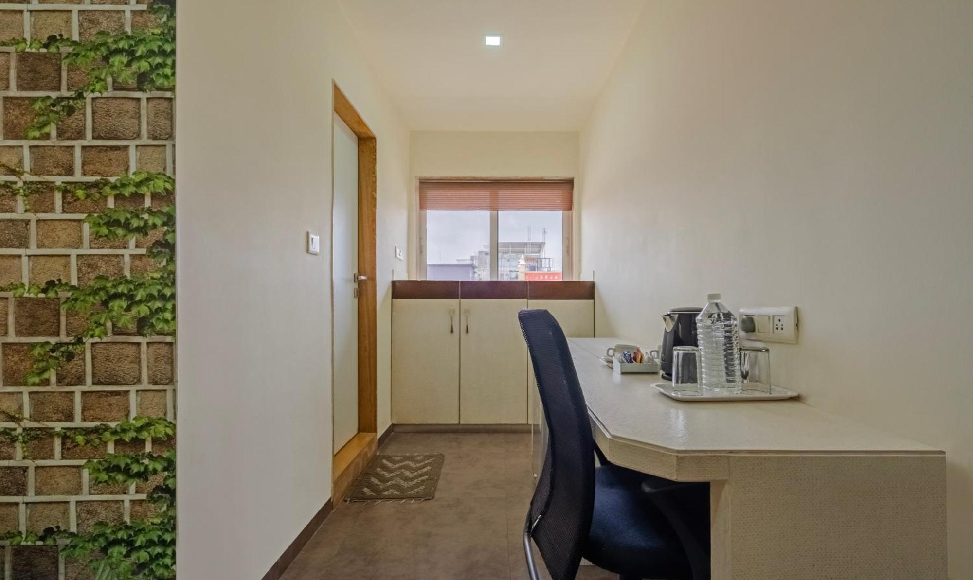Hotel Casa, Vadodara Bagian luar foto