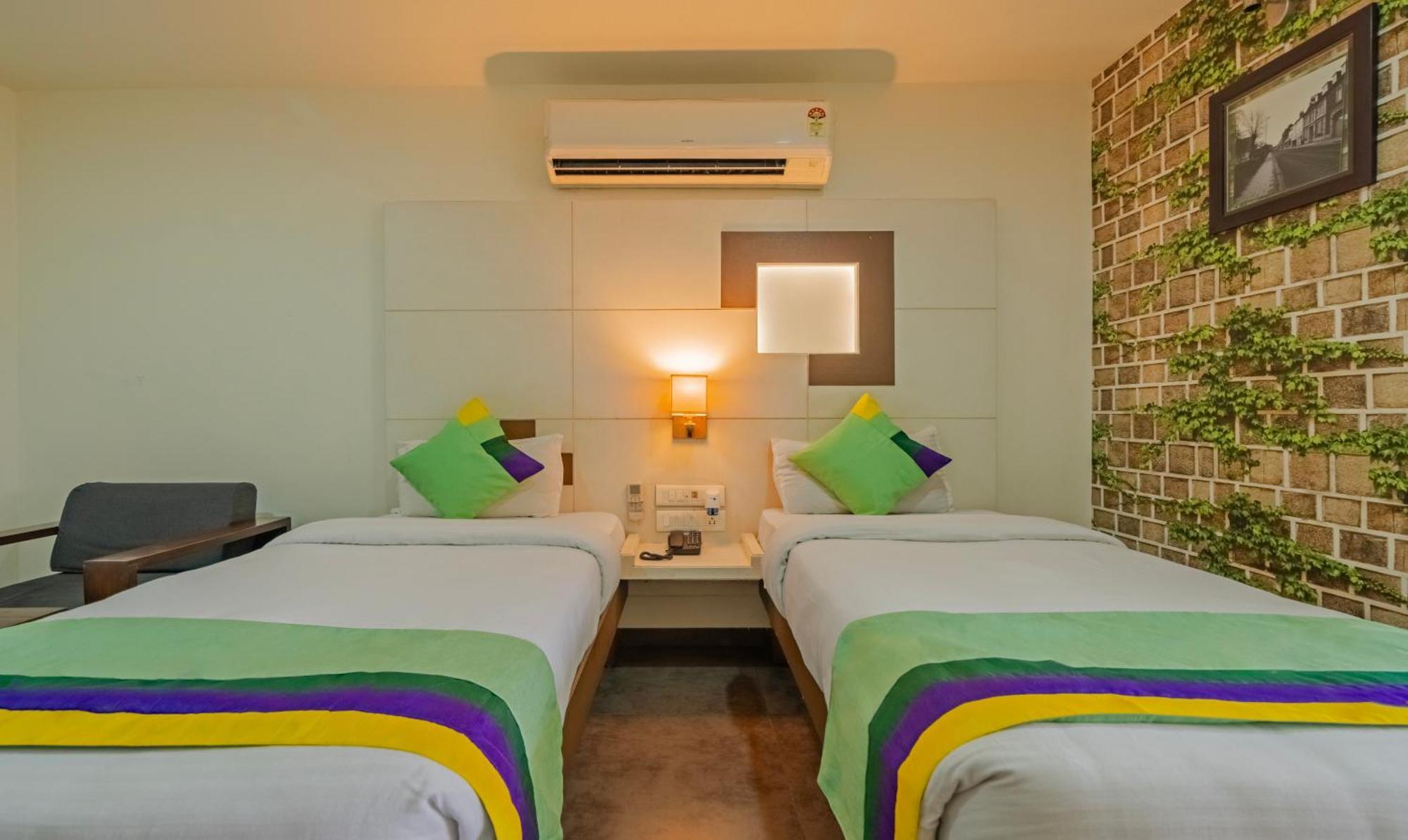 Hotel Casa, Vadodara Bagian luar foto