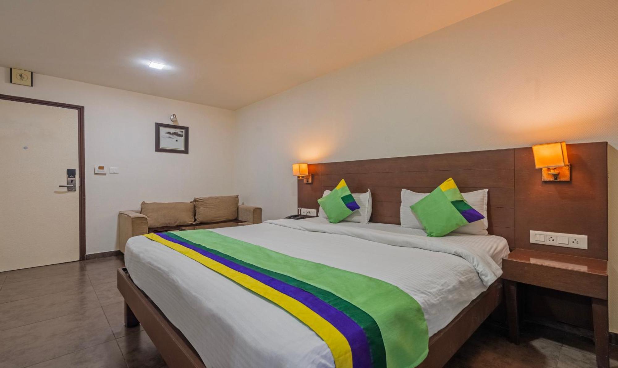 Hotel Casa, Vadodara Bagian luar foto