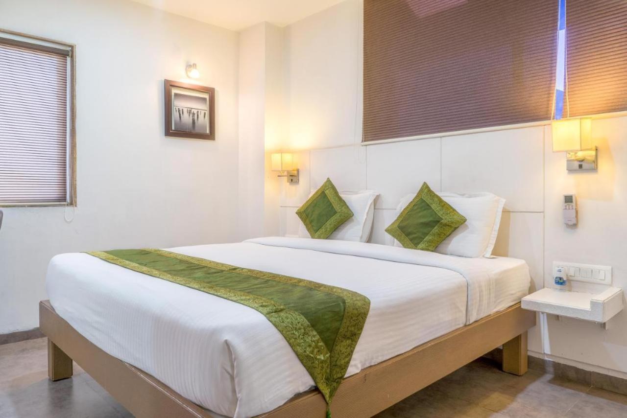 Hotel Casa, Vadodara Bagian luar foto