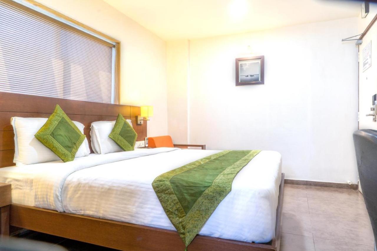 Hotel Casa, Vadodara Bagian luar foto